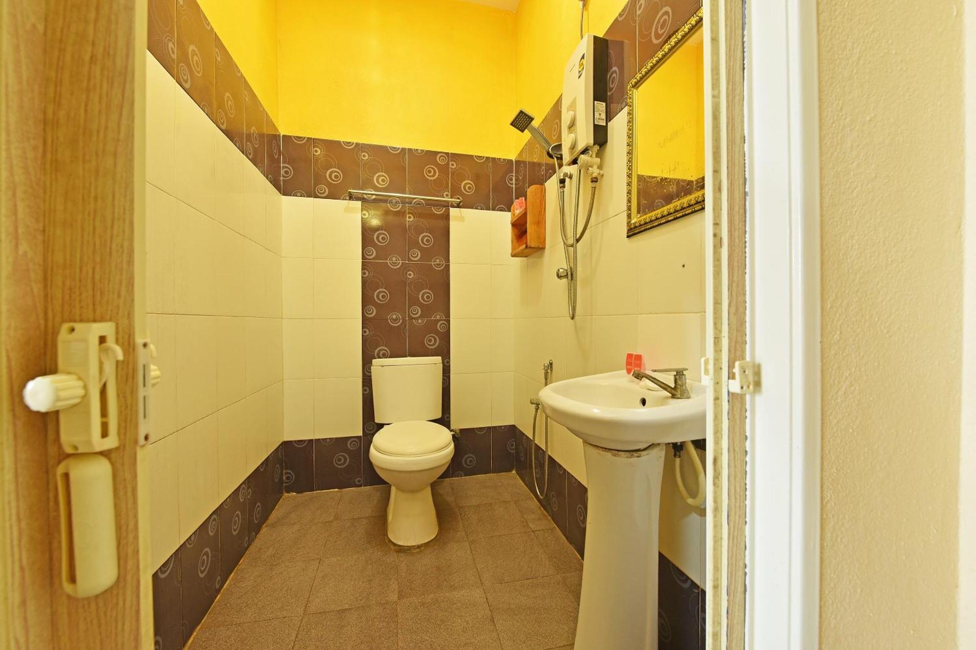 פנתאי צנאנג Oyo 90561 Awan Biru Motel מראה חיצוני תמונה